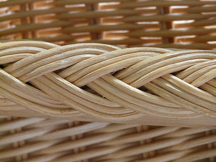 cistella de vímet marró, trena, Ratan, vímet, cistella, teixit, mà d'obra, decoratiu, material natural, korbsessel, estructura, patró, uniformement, regularment, mobles, tancar, mobles de jardí, fusta, xerraire, fons, textura, marró, teixir, resum, primer pla, a l'interior, material de fusta, natura morta, contenidor, cap gent, art i artesania, enfocament selectiu, artesania, creativitat, entrellaçats, gran grup d'objectes, material de bambú, marc complet, 2K, CC0, domini públic, lliure de regalies