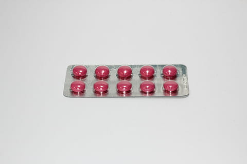 medicin, helbrede, tabletter, apotek, medicinsk, sygdommen, Bliv syg, Forkæl dig selv, pillen, vabel, studio skud, indendørs, sundhedspleje og medicin, dosis, pille, rød, tæt på, hvid baggrund, ingen mennesker, kopiere plads, kapsel, stilleben, i en række, rutine, enkelt objekt, blisterpakning, høj vinkel visning, direkte over, gruppe af objekter, 5K, CC0, offentligt domæne, royaltyfrie