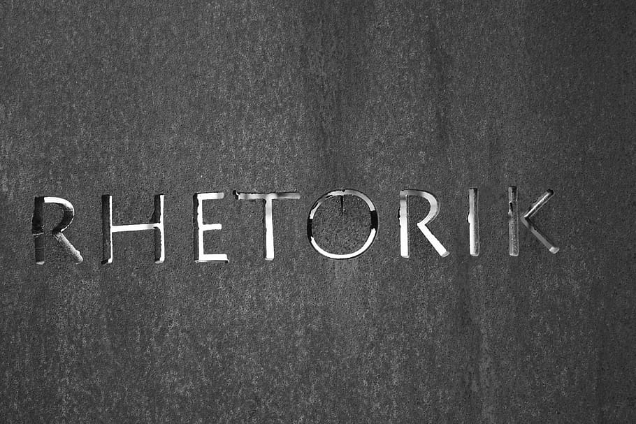 retòrica, escut, pissarra, art, metall, art, metall, blanc i negre, text, comunicació, cap gent, primer pla, dia, a l'interior, guió occidental, lletra majúscula, signe, escriptura a mà, funció de construcció de parets, informació, gris, color negre, missatge, escriure, paret, punt d'exclamació, textura, guió, sola paraula, 4K