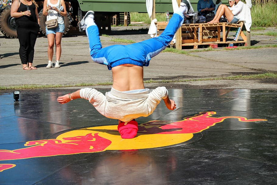 break dance, stojící na hlavě, akrobacie, sport, cvičení, lidé, ženy, skutečných lidí, Zůstatek, muži, volnočasové aktivity, dítě, voda, životního stylu, dětství, den, chlapci, plná délka, pohyb, zážitek, samci, neformální oblečení, Příroda, hraní, 5K