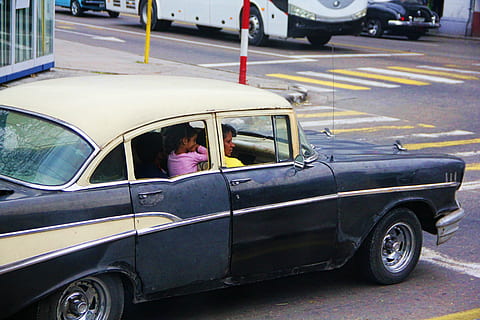 oldtimer, vei, auto, nostalgi, by, kjøretøyer, klassiker, årgang, cuban, transportmiddel, transport, bil, motorkjøretøy, to mennesker, land kjøretøy, sitter, ekte folk, menn, dag, voksen, mennesker, kvinner, reise, hunner, samvær, utendørs, gate, 5K, CC0, offentlig domene, opphavsrett gratis