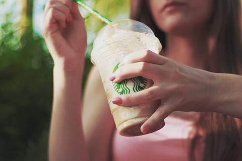 káva, pití, starbucks, káva, napít se, starbucks, hospodářství, jedna osoba, lidské ruky, ruka, zaměřit se na popředí, čelní pohled, část lidského těla, jídlo a pití, bránice, den, ženy, občerstvení, detail, pití, dětství, dospělý, dítě, venku, sklenka, účes, 5K, CC0, veřejná doména, bez autorských práv