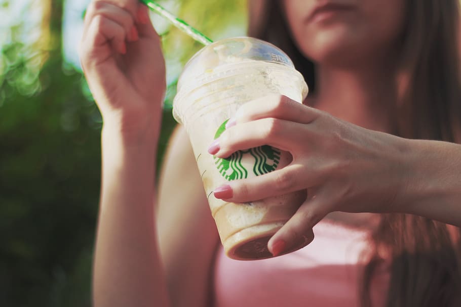 cafè, beguda, starbucks, cafè, beure, starbucks, celebració, una persona, mà humana, mà, centrar-se en primer pla, vista frontal, part del cos humà, menjar i beguda, secció mitjana, dia, dones, refresc, primer pla, infància, adult, nen, a l'aire lliure, vidre, pentinat, 5K