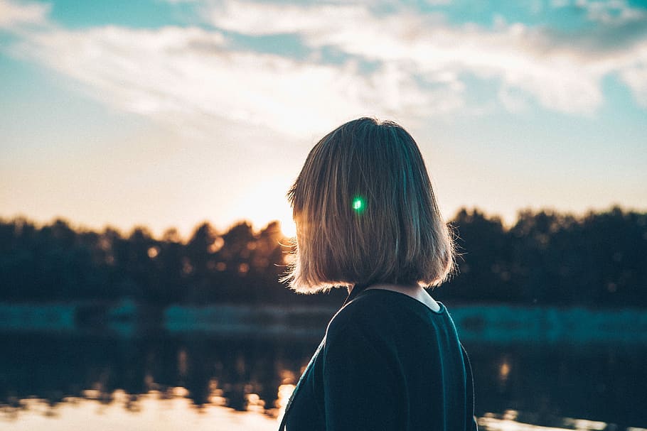 kvinde, stående, sø, dagtimerne, leder, afstand, træer, legeme, vand, blå, hvid, himmel, humør, træ, Rastatt, solnedgang, en person, hovedskud, portræt, natur, bagfra, voksen, ro, afspejling, ung voksen, overvejelse, sollys, Kvinder, barndom, hår, teenager, frisure, 5K