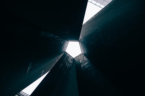scăzut, unghi de fotografiere, Mare creștere, clădire, arhitectură, infrastructură, structura, stabilire, apartament, ferestre, condominiu, hotel, construită, futurist, nici o persoana, în interior, zi, exteriorul clădirii, vedere unghiulară joasă, natură, cer, lumina soarelui, în aer liber, oraș, modern, înalt - înalt, întuneric, exteriorul clădirii de birouri, siluetă, zgârie-nori, diminuarea perspectivei, imediat mai jos, lumină la capătul tunelului, 5K, CC0, domeniu public, fără drepturi de autor