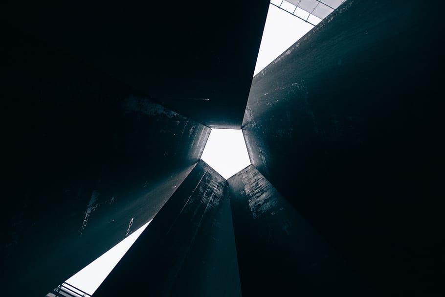 baix, fotografia d'angle, de gran alçada, edifici, arquitectura, infraestructura, estructura, establiment, apartament, finestres, condomini, hotel, estructura construïda, futurista, cap gent, a l'interior, dia, exterior de l'edifici, vista d’angle baix, naturalesa, cel, llum solar, a l'aire lliure, ciutat, modern, alta - alta, fosc, exterior d’edifici d’oficines, silueta, gratacels, perspectiva decreixent, directament a sota, llum al final del túnel, 5K