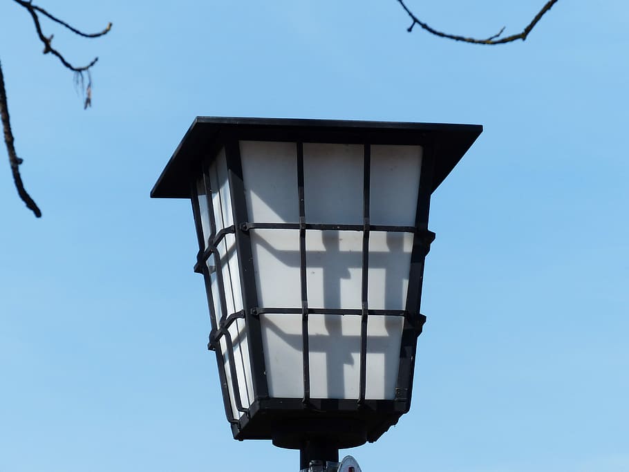 llum, il·luminació, llanterna, fanal, vista d’angle baix, cel clar, dia, blau, cel, cap gent, equips d’il·luminació, naturalesa, estructura construïda, arquitectura, llum del carrer, a l'aire lliure, carrer, metall, seguretat, exterior de l'edifici, torre, llum elèctrica, color negre, 4K