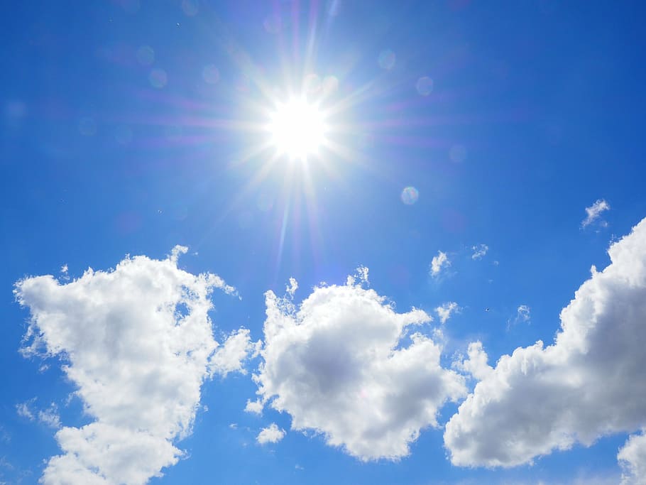 hvide skyer, skyer, himmel, blå, hvid, sommerdag, solskinsdag, solrig, sol, solstråle, smuk dag, sommer, natur, vejr, baggrunde, udendørs, dag, luft, sollys, sky - himmel, plads, lys - naturligt fænomen, skønhed i naturen, idyllisk, scenics - natur, ro, cloudscape, lyse, rolig scene, linseflare, ingen mennesker, miljø, lav vinkel visning, vind, Stærkt oplyst, meteorologi, 4K