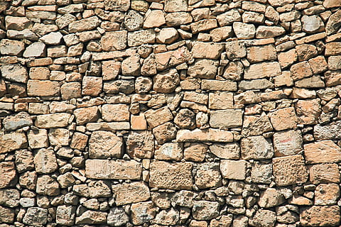 braune Betonsteine, Stein, Textur, Muster, Wand, Oberfläche, alt, Rau, Beton, grunge, Rock, schmutzig, Struktur, Backstein, geknackt, verwittert, Hintergründe, Wandbau - Funktion, texturiert, die Architektur, Vollbild, gebaute Struktur, solide, keine Leute, stein material, Tag, draußen, Steinwand, Sonnenlicht, Stein - Objekt, Natur, Geschichte, Antiquität, 2K, CC0, gemeinfrei, lizenzfrei