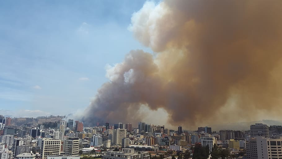 foc, quito, estiu, exterior de l'edifici, arquitectura, estructura construïda, ciutat, cel, edifici, fum - estructura física, núvol - cel, paisatge urbà, naturalesa, cap gent, Pol · lució, barri residencial, qüestions ambientals, dia, medi ambient, accidents i desastres, a l'aire lliure, contaminació de l'aire, gratacels, exterior d’edifici d’oficines, 2K