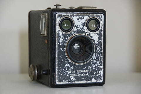 Box, Kamera, Jahrgang, Technologie, einzelnes Objekt, Nahansicht, keine Leute, drinnen, alt, Retro-Stil, Antiquität, Kamera - Fotoausrüstung, Objektiv - optisches Instrument, Fotografie-Themen, Nostalgie, Studioaufnahme, die Vergangenheit, Stillleben, Geschichte, Metall, Kommunikation, Tabelle, silberfarben, 5K, CC0, gemeinfrei, lizenzfrei