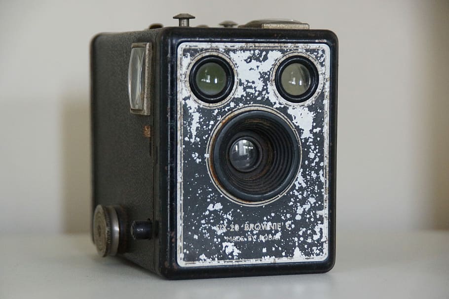 Caixa, càmera, vintage, tecnologia, sol objecte, primer pla, cap gent, a l'interior, vell, estil retro, antiguitat, càmera - equip fotogràfic, lent - instrument òptic, temes de fotografia, nostàlgia, tir de l'estudi, el passat, natura morta, història, metall, comunicació, taula, color plata, 5K