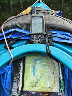 gps, kort, kajak, navigation, turisme, rafting, ingen mennesker, blå, dag, udendørs, tæt på, multi farvet, transportmidler, transportform, nautiske fartøj, natur, reb, tekstil, metal, grøn farve, vand, bil, fravær, fortøjet, plante, turkisfarvet, 2K, CC0, offentligt domæne, royaltyfrie
