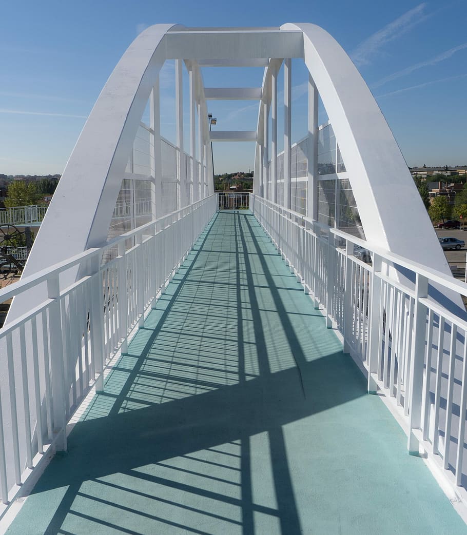 hvid, krækbro, dagtimerne, bro, kryds, metal, sti, arkitektur, by-, konstruktion, ingeniørarbejde, jernbro, trappe, bygget struktur, trapper og trapper, moderne, rejse, himmel, rækværk, natur, bro - menneskeskabt struktur, dag, skygge, forbindelse, sollys, bygning udvendig, retning, vejen frem, faldende perspektiv, ingen mennesker, udendørs, transportmidler, gangbro, lang, 2K