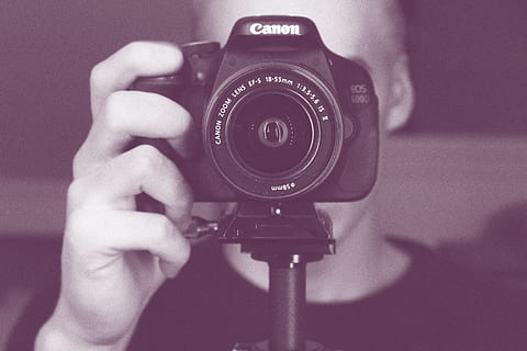 llum, persona, càmera, fotògraf, borrós, noi, cànon, clàssic, primer pla, equipament, focus, lent, fotografia, retro, obturador, tecnologia, vintage, temes de fotografia, mà humana, càmera - equip fotogràfic, mà, una persona, part del cos humà, celebració, fotografiar, equip fotogràfic, centrar-se en primer pla, activitat, càmera digital, lent - instrument òptic, a l'interior, comunicació, càmera slr, rodatge, 5K, CC0, domini públic, lliure de regalies