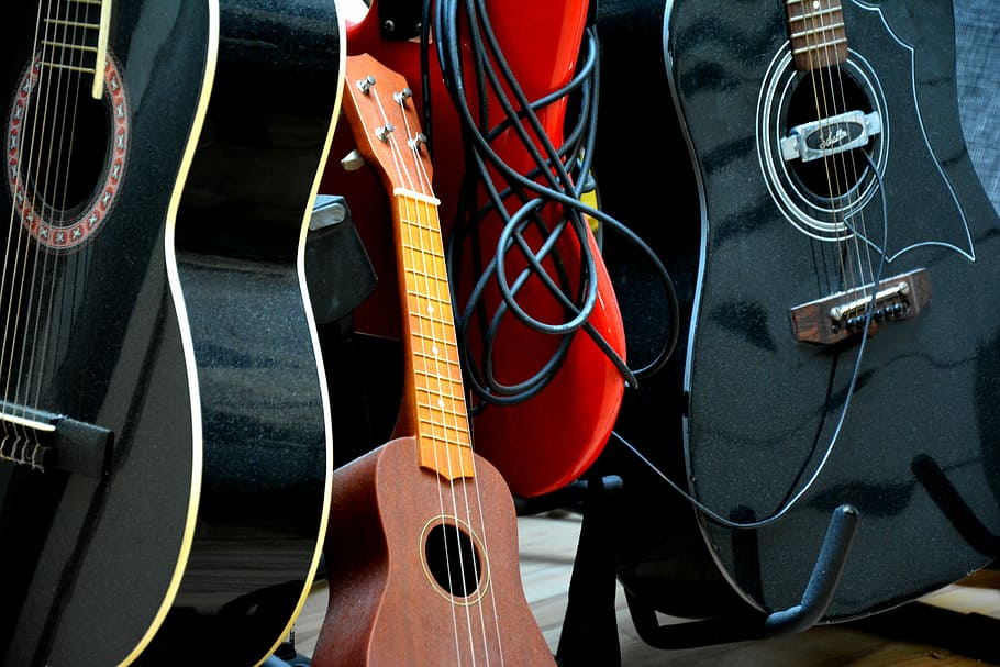guitarres, instruments, estudi, ukelele, àudio, estudi de música, estudi de so, música, en viu, actuació en directe, fleca, guitarra clàssica, guitarra occidental, guitarra acústica, suport de guitarra, producció musical, instrument musical, guitarra, cultura i entreteniment artístic, corda d’instruments musicals, rendiment, instrument de corda, equipament musical, cadena, guitarra elèctrica, cable, cap gent, música rock, amplificador, variació, a l'interior, dia, diapasó, elecció, rock modern, etapa, 5K