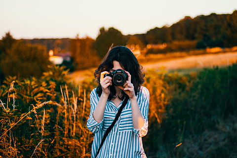 selektif, fotografi fokus, wanita, mengenakan, teal, putih, bergaris, blus lengan siku, wanita itu mengambil gambar, memotret, alam, di luar rumah, teropong, orang-orang, kamera - peralatan fotografi, satu orang, mencari, juru potret, etnis kaukasia, tersenyum, hobi, perempuan, tema fotografi, kamera digital, dewasa, teknologi, memegang, aktivitas, pendudukan, kedudukan, pakaian kasual, peralatan fotografi, anak muda, kegiatan waktu luang, tampak depan, fokus pada latar depan, potret, gaya hidup, gaya rambut, 5K, CC0, domain publik, bebas royalti