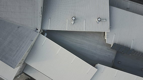 aèria, veure la fotografia, gris, casa, arquitectura, edifici, infraestructura, estructura, establiment, sostre, metall, indústria, cap gent, maquinària, primer pla, a l'interior, dia, escala, estructura construïda, funció de construcció de parets, passos i escales, seguretat, vista d’angle alt, patró, signe, concret, garatge, acer, 4K, CC0, domini públic, lliure de regalies