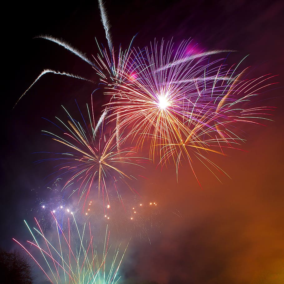 Natur, Himmel, Wolken, Nacht-, Feuerwerk, Feuerwerkskörper, Beleuchtung, Farben, Rauch, Anzeige, Feier, Veranstaltung, Bewegung, explodiert, Kunst, Kultur und Unterhaltung, beleuchtet, glühend, keine Leute, mehrfarbig, Langzeitbelichtung, Bewegungsunschärfe, Flachwinkelansicht, Feuerwerk - künstliches Objekt, Silvester, draußen, dunkel, Licht, Aufregung, 2K