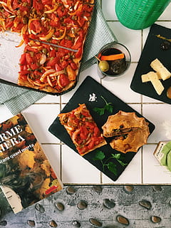 pizzadiner, pizza, diner, kaas, voedsel, fijnproever, maaltijd, eigengemaakt, versheid, groente, tafel, eten en drinken, hoge hoekmening, binnenshuis, geen mensen, klaar om te eten, stilleven, portie, detailopname, bord, aflaat, keuze, voorgerechten, papier, zeevruchten, gezond eten, variatie, tussendoortje, dienblad, verleiding, Japans eten, 2K, CC0, publiek domein, royaltyvrij