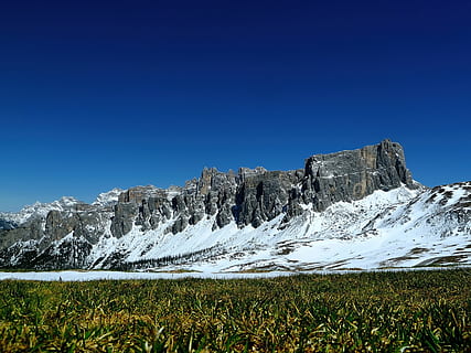 grøn, felter, grå, klippeformationer, dækket, sne, blå, kold, Mark, græs, landskab, bjerg, natur, stenet bjerg, himmel, vinter, scenics - natur, skønhed i naturen, skyfri himmel, kold temperatur, miljø, plante, bjergkæde, rolig scene, dag, ingen mennesker, ikke-urbane scene, jord, udendørs, bjergtop, snedækket bjerg, 4K, CC0, offentligt domæne, royaltyfrie