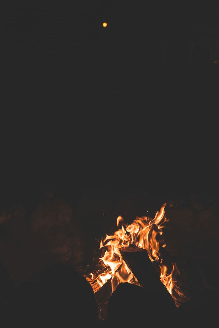 bål om natten, camp ild, fuld, måne, lejrbål, rød, sort, lys, ild, nat, orange, logfiler, enkel, brænding, brand - naturligt fænomen, flamme, varme - temperatur, bål, kopiere plads, natur, glødende, bevægelse, Camping, træ, træ - materiale, ingen mennesker, log, Brænde, orange farve, udendørs, mørk, sort baggrund, 5K