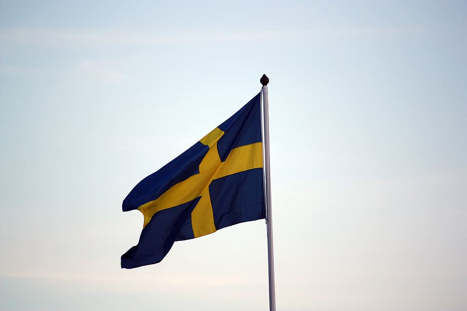flag, sverige, midsommer, vind, himmel, symbol, national flag, patriotisme, ingen mennesker, dag, gul, udendørs, lav vinkel visning, miljø, natur, pol, kopiere plads, stolthed, vinke, emotion, skyfri himmel, blå, 4K