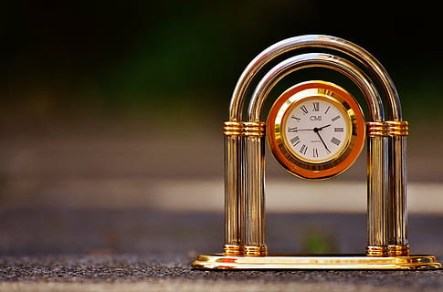 Uhr, Standuhr, dekorativ, Zeiger, Zeit, Tischuhr, golden, Zeit des, römische Zahlen, keine Leute, Nahansicht, Richtigkeit, Antiquität, einzelnes Objekt, Fokus auf den Vordergrund, Stillleben, Uhrzeiger, Metall, sehen, Instrument der Zeit, Messinstrument, draußen, Spur, selektiver Fokus, Nummer, Tag, Taschenuhr, Ziffernblatt, 5K, CC0, gemeinfrei, lizenzfrei
