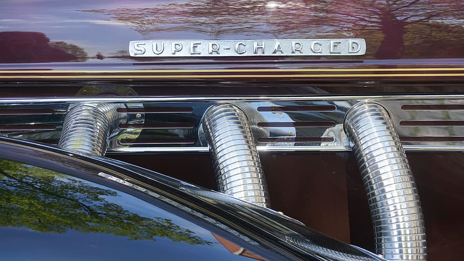 oldtimer, vehicles, atreviu-vos, elegant, sobrealimentat, cotxe antic, vell, article de col·leccionista, mantingut, bonic, automàtic, automoció, crom, nostàlgic, clàssic, vista, capacitat, valuós, brillantor, brilli, noble, text, guió occidental, dia, comunicació, transport, manera de transport, signe, cap gent, arquitectura, vista d’angle baix, vehicle terrestre, estructura construïda, a l'aire lliure, automòbil, cotxe, metall, nombre, naturalesa, primer pla, exterior de l'edifici, color plata, 5K