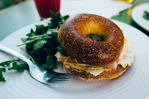garfo de prata, donought, café da manhã, bagel, presunto, ovo, sanduíche, lanche, torrado, brunch, gourmet, refeição, salada, arranjado, garfo, decorativo, placa, saboroso, fresco, manhã, prato, caseiro, comida e bebida, Comida, comida rápida, pronto para comer, alimentação pouco saudável, hambúrguer, pão, dentro de casa, frescura, ninguém, cozido, vegetal, mesa, fechar-se, carne, pegue a comida, tentação, molho saboroso, 1080P, CC0, domínio público, royalty free