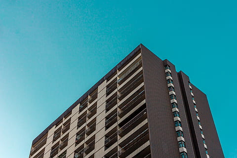 brązowy, beton, budynek, dzień, zdjęcie niskiego kąta, builing, architektura, wieża, wieżowiec, niebieski, na zewnątrz budynku, zbudowana struktura, niebo, niski kąt widzenia, Miasto, budynek biurowy na zewnątrz, czyste Niebo, okno, Natura, gabinet, żadnych ludzi, nowoczesny, wysoki - wysoki, dzielnica mieszkaniowa, apartament, w kolorze turkusowym, funkcja budowy, 4K, CC0, domena publiczna, darmowe zdjęcia