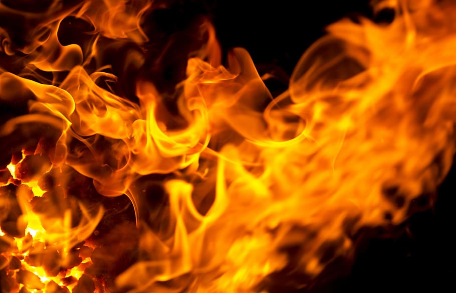 flamme tapet, flamme, ild, smede, varme - temperatur, brænding, helvede, rød, gul, ildkugle, fare, natur, sort farve, brand - naturligt fænomen, orange farve, bevægelse, meddelelse, ingen mennesker, nat, glødende, tæt på, bål, advarselsskilt, skilt, lejrbål, udendørs, sort baggrund, gnister, 5K