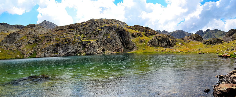Landschaft, Berge, Natur, Wasser, Hintergrund, Ruhe, Wolken, Tageslicht, Gras, idyllisch, See, Ozean, draußen, Panorama-, friedlich, Fluss, Felsen, felsig, ländlich, szenisch, still, Berg, Szenen - Natur, wolke - himmel, Schönheit in der Natur, Himmel, Rock, Gebirge, ruhige Szene, Umgebung, solide, Land, Nicht-städtische Szene, Rock - Objekt, Reiseziele, keine Leute, Formation, Gipfel, 5K, CC0, gemeinfrei, lizenzfrei