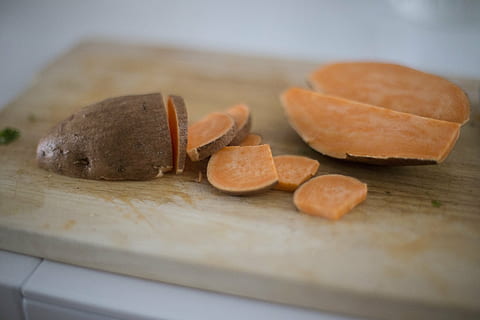 affettato, dolce, patate, beige, di legno, chopping, tavola, Patata, radice, verdura, cibo, cucina, cucinare, spuntino, avvicinamento, cibo e bevande, freschezza, in casa, benessere, nessuno, tagliere, mangiare sano, messa a fuoco selettiva, preparazione, stanza domestica, fetta, natura morta, cucina domestica, tavolo, pronto a mangiare, legno - materiale, pane, 5K, CC0, dominio pubblico, privo di copyright