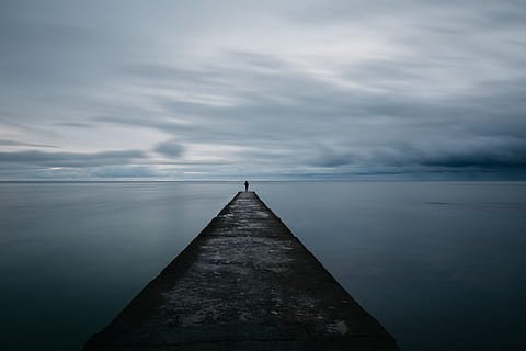 Person, Stehen, grau, Beton, Seebrücke, wolkig, Himmel, Stand, Ocean Dock, Karosserie, Wasser, Ende, Wolke, allein, Horizont, Natur, Meer, wolke - himmel, Anlegesteg, keine Leute, Blau, draußen, Landschaft, ruhige Szene, Wolkengebilde, Holz - Material, szenen, See, Szenen - Natur, Schönheit in der Natur, Ruhe, Horizont über Wasser, idyllisch, Nicht-städtische Szene, Reflexion, abnehmende Perspektive, 5K, CC0, gemeinfrei, lizenzfrei