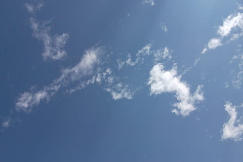 himmel, skyer, skyer form, blå, smuk, humør, sky - himmel, lav vinkel visning, dag, skønhed i naturen, natur, ro, scenics - natur, ingen mennesker, udendørs, baggrunde, sollys, rolig scene, idyllisk, hvid farve, miljø, ikke-urbane scene, solrig, uendelighed, meteorologi, tjavsede, 2K, CC0, offentligt domæne, royaltyfrie