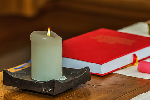 blau, pilar de vela, vermell, llibre, vela blava, pilar, llibre vermell, vela, llum, flama, foc, humor, cera, candelabro, cap gent, decoració, a l'interior, beure, llet, primer pla, dia, taula, menjar i beguda, material de fusta, menjar, natura morta, centrar-se en primer pla, frescor, refresc, producte diari, contenidor, alimentació saludable, vidre, benestar, safata, 5K, CC0, domini públic, lliure de regalies