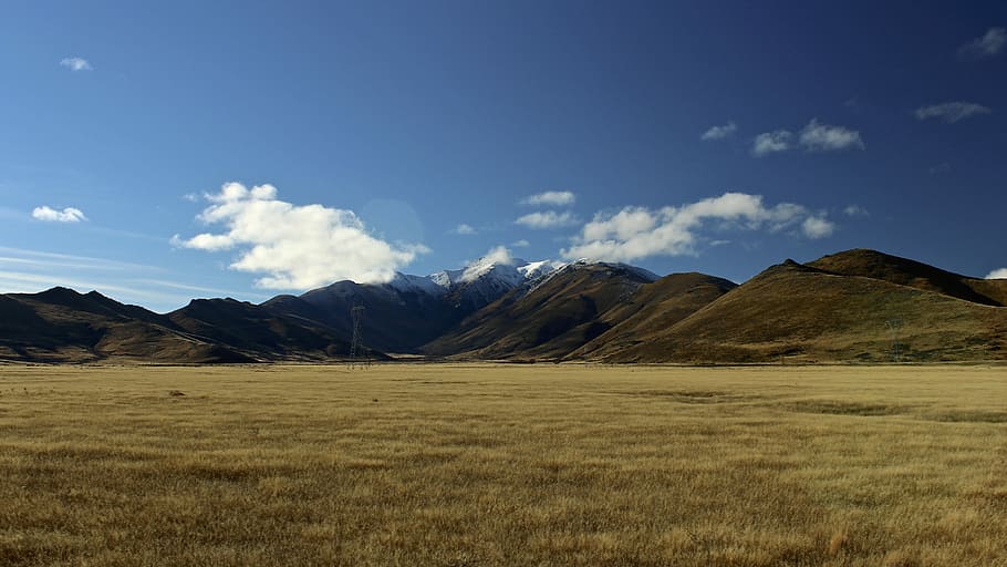 Foto, græsfelt, bjerge, tom, grøn, Mark, himmel, bjerg, Sky, bakke, græs, bjergkæde, Snowcap, landskab, almindeligt, tobias keller, udsigt, spids, strømkabel, solskin, miljø, scenics - natur, sky - himmel, skønhed i naturen, natur, jord, ikke-urbane scene, dag, ingen mennesker, blå, plante, udendørs, sollys, ødemark, 5K