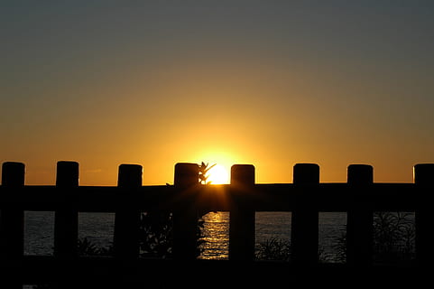 posta de sol, porta, sol, atrapat, tarda, limitat, color, aigua, fons, mar, natura morta, naturalesa, marítim, Costa, festa, paisatge, llac, banc, silueta, retroil·luminat, cel, vespre, llum solar, sortida del sol - alba, cap gent, a l'aire lliure, tanca, barana, color taronja, límit, barrera, bellesa a la natura, escenics - natura, tranquil·litat, escena tranquil·la, material de fusta, 2K, CC0, domini públic, lliure de regalies
