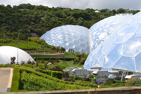 eden, projekt, cornwall, životní prostředí, ráj, projekt, ekologie, Anglie, zachování, skleník, kupole, rostlin, Spojené království, životního prostředí, architektura, zelená, biomu, ekosystému, koule, šestiúhelník, zahrada, atrakce, Příroda, turista, zahradnictví, konzervatoř, květiny, struktura, tropický, eco, Svatý, austell, důvěra, ekologický, architektonický, bionafty, botanický, průmysl, technologie, zemědělství, den, venku, stavba, nikdo, venkovské scény, stan, rostlina, strom, zelená barva, přeprava, bílá barva, exteriér budovy, přistát, cestovat, cestovní ruch, destinace, způsob dopravy, růst, vysoký úhel pohledu, 4K, CC0, veřejná doména, bez autorských práv