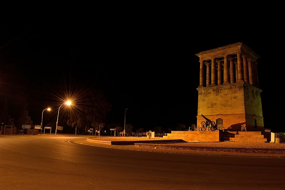 referència, històric, estructura, pedra, monument, canó, cànon, turístic, patrimoni, tir de nit, kimberley, nit, arquitectura, lloc famós, il·luminat, exterior de l'edifici, estructura construïda, ciutat, carrer, llum del carrer, cel, naturalesa, cap gent, còpia espai, transport, història, el passat, carretera, moviment, destinacions de viatge, edifici, equips d’il·luminació, a l'aire lliure, llum, govern, 4K