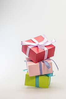drei, Geschenkboxen in verschiedenen Farben, Geschenk, gemacht, Paket, Schleife, Paketschleife, Weihnachten, Weihnachtsdekoration, geben, Advent, verpackt, Geschenkverpackung, Überraschung, Geschenke, Muttertag, Kindergeburtstag, Geburtstag, Dekoration, Freude, bunt, Farbe, Kasten - Behälter, Feier, Band, Urlaub, Geschenkpapier, Studioaufnahme, Stillleben, drinnen, Band - Nähartikel, weißer Hintergrund, kopieren sie platz, ausgeschnitten, Box, Geschenkbox, Papier-, mehrfarbig, Stapel, Gruppe von Objekten, Container, Nahansicht, keine Leute, 4K, CC0, gemeinfrei, lizenzfrei
