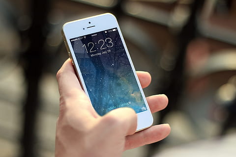 person, holding, gold iphone 5, 5s, gold, iPhone 5s, iphone, smartphone, apps, apple inc, mobile phone, cell phone, phone, communication, mobile, telephone, technology, cellular, call, screen, wireless, business, modern, digital, message, connection, communicate, electronic, display, contact, hand, touch, conversation, portable, computer, touchscreen, applications, ios, typing, browsing, human hand, wireless technology, human body part, portable information device, smart phone, close-up, one person, photography themes, photo messaging, touch screen, touching, outdoors, finger, social networking, 1080P