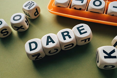 ousa a formação de dados, ousar, palavra, cartas, boggle, jogos, número, brinquedo, foco seletivo, plástico, fechar-se, fundo colorido, ninguém, tiro do estúdio, números financeiros, dentro de casa, ainda vida, grupo de objetos, relaxamento, visão de alto ângulo, atividade de lazer, mesa, roteiro ocidental, esporte, texto, em uma sequência, forma, ordem, cultura artística e entretenimento, jogos de azar, jogo de azar, 2K, CC0, domínio público, royalty free