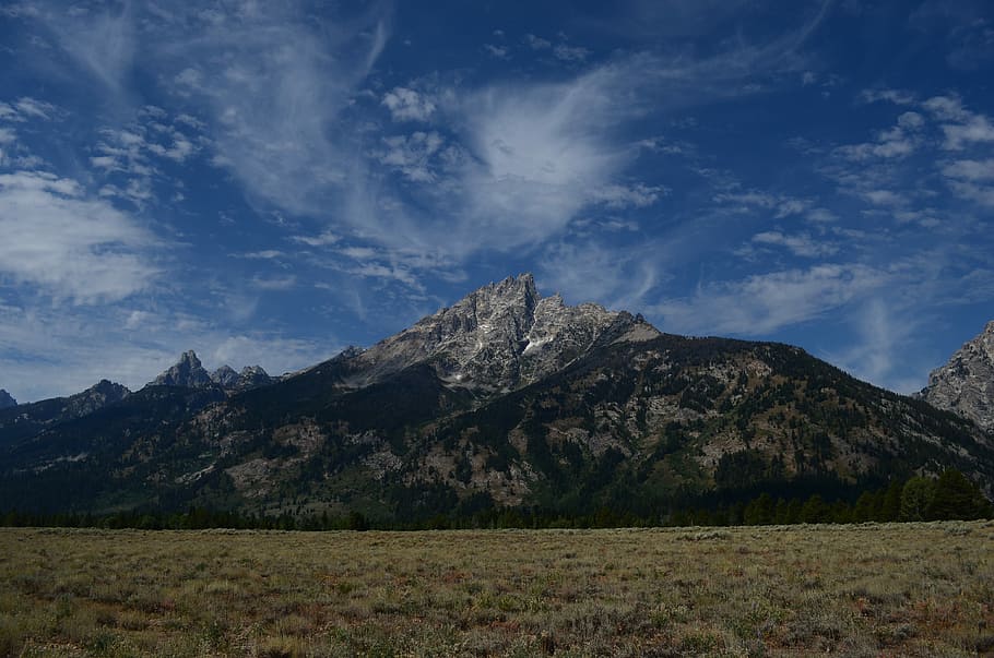 gris, muntanya, durant el dia, vista inferior, marró, núvol, turó, rock, parc nacional grand teton, rang, pedra, mount, camp, herba, prat, pic, paisatge, cel, neu, bellesa a la natura, escenics - natura, núvol - cel, medi ambient, escena tranquil·la, naturalesa, tranquil·litat, Serra, terra, cap gent, planta, escena no urbana, dia, remot, a l'aire lliure, formació, cim de muntanya, 4K