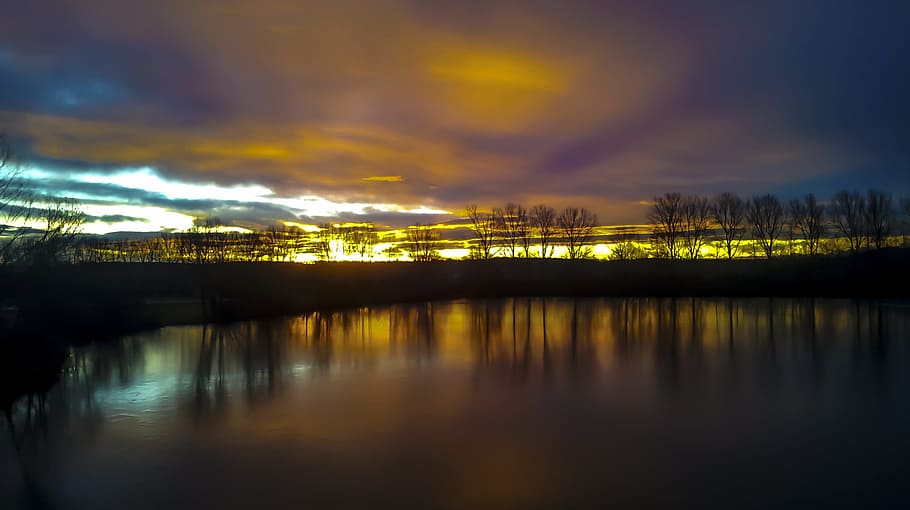 sortida del sol, hivern, fred, arbres calbs, congelat, gelada, cels, sortida del sol d’hivern, sol de matí, impressió, gelades, boira, brisa, morgenstimmung, fred d'hivern, reflexió, aigua, cel, núvol - cel, llac, escenics - natura, posta de sol, bellesa a la natura, tranquil·litat, naturalesa, escena tranquil·la, cap gent, idíl·lic, arquitectura, cel dramàtic, a l'aire lliure, il·luminat, edifici, davant del mar, 2K