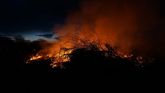 Osterfeuer, Feuer, Geäst, Flamme, Verbrennung, Hitze - Temperatur, Nacht-, Waldbrand, Baum, keine Leute, Kraft in der Natur, draußen, Stadtbild, Feuer - natürliches Phänomen, Wald, Natur, Rauch - physische Struktur, Umgebung, Silhouette, Unfälle und Katastrophen, Pflanze, Himmel, Land, dunkel, 4K, CC0, gemeinfrei, lizenzfrei