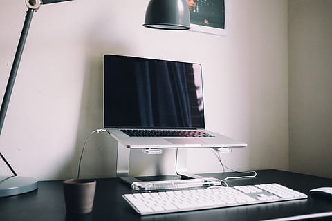 bærbar pc, kop, kaffe, bærbar, desktop, kop kaffe, livsstil, objekter, computer, computer tastatur, kontor, computerskærm, skrivebord, computermus, teknologi, indendørs, desktop pc, forretning, pc, ingen mennesker, moderne, bord, stol, tastatur, møbel, computerudstyr, sæde, forbindelse, fravær, meddelelse, stilleben, elektrisk lampe, 4K, CC0, offentligt domæne, royaltyfrie