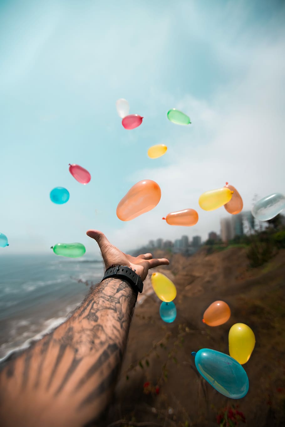 persona che lancia palloncini, persona che raggiunge i palloncini, mano, mano umana, persone reali, multicolore, attività di svago, una persona, cielo, detenzione, Palloncino, parte del corpo umano, stili di vita, natura, prospettiva personale, parte del corpo, blu, giorno, persona irriconoscibile, uomini, terra, dito, all'aperto, 8K