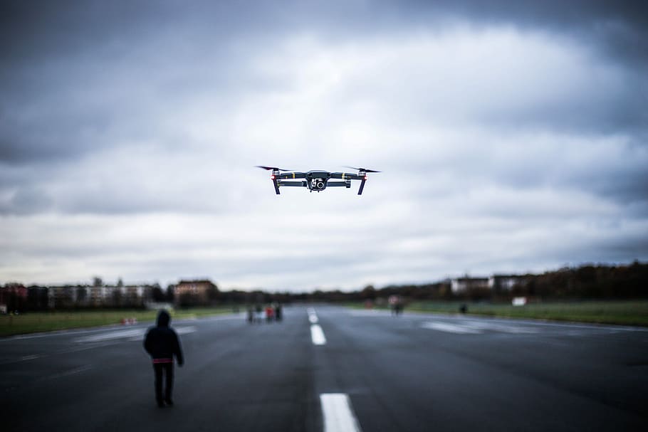 blanc, drone, volant, carretera, encès, gris, vermell, drone quadcopter, aire, pista, carrer, transport, vehicle aeri, avió, manera de transport, cel, núvol - cel, viatjar, en moviment, pista d’aeroport, naturalesa, a l'aire, aeroport, moviment, dia, signe, el camí a seguir, indústria aeroespacial, viatge, a l'aire lliure, 5K